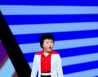 Giọng hát việt nhí: Hoàng Anh ghi điểm vì nhảy quá ‘sung’